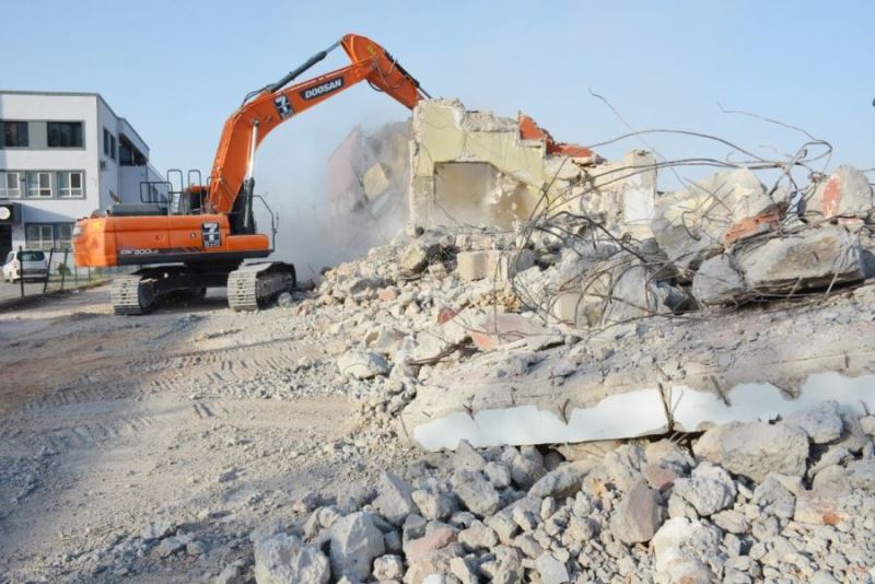 Kızıltepe ilçe stadı 45 yıllık tribünü yıktırıldı yerine modern tesis yapılacak