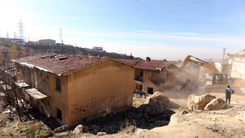 Mardin’de tarihi dokuyu bozan binalar yıkılıyor
