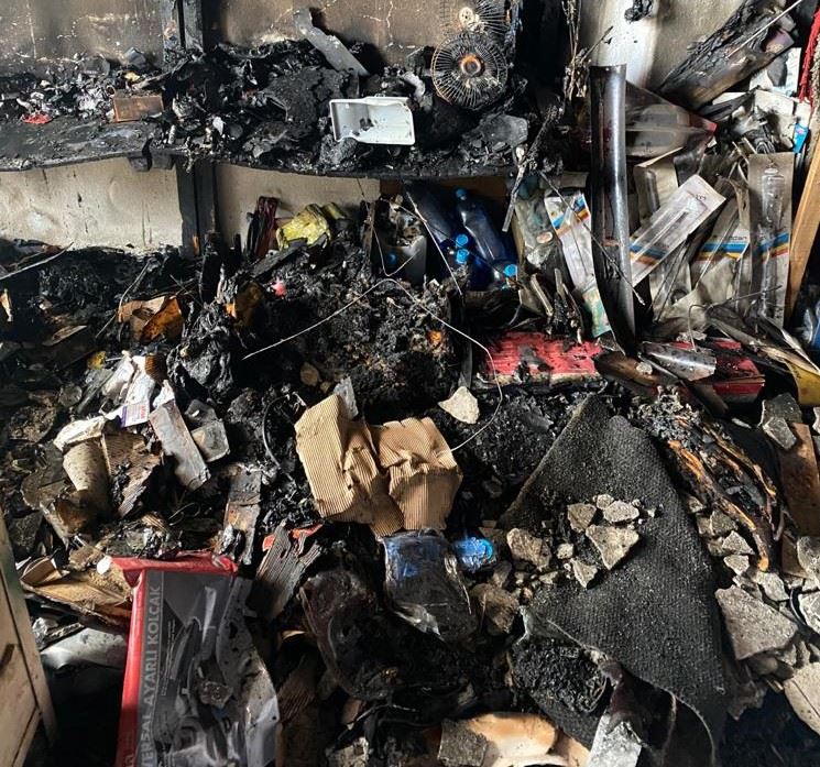 Kızıltepe’de oto aksesuar dükkanı çıkan yangında küle döndü