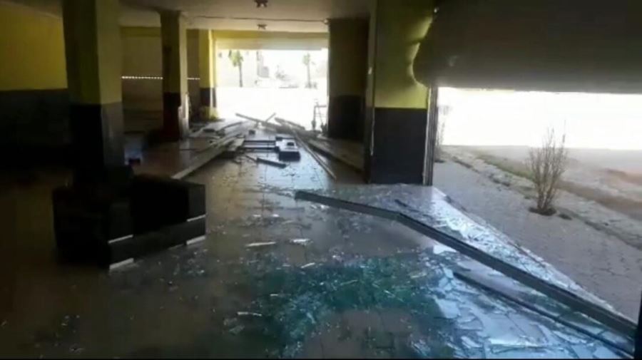 Kızıltepe’de şiddetli rüzgar dükkânın camını ve kepengini kırdı