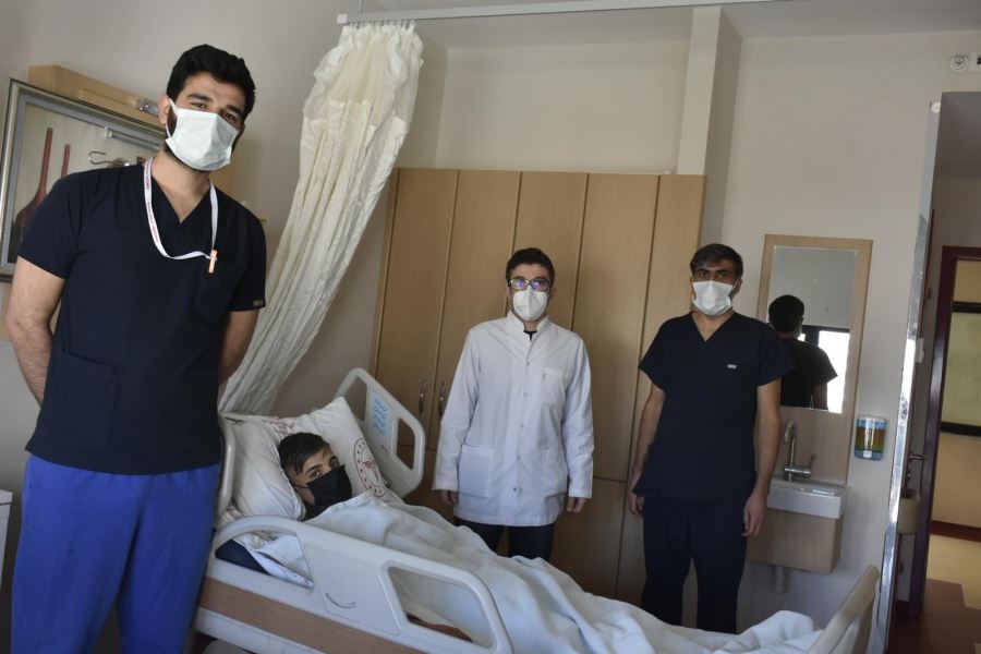 Mardin Devlet Hastanesi’nde bir hastada ilk defa uygulanan yöntemle büyük böbrek taşları alındı