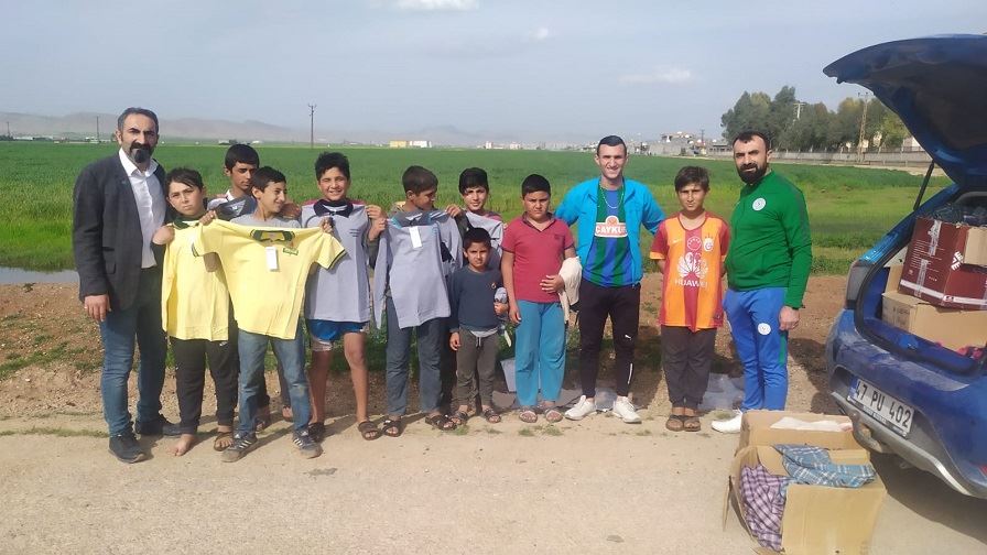 Mardin Kızıltepe Taraftarlar Derneğinden çocuklara hediye