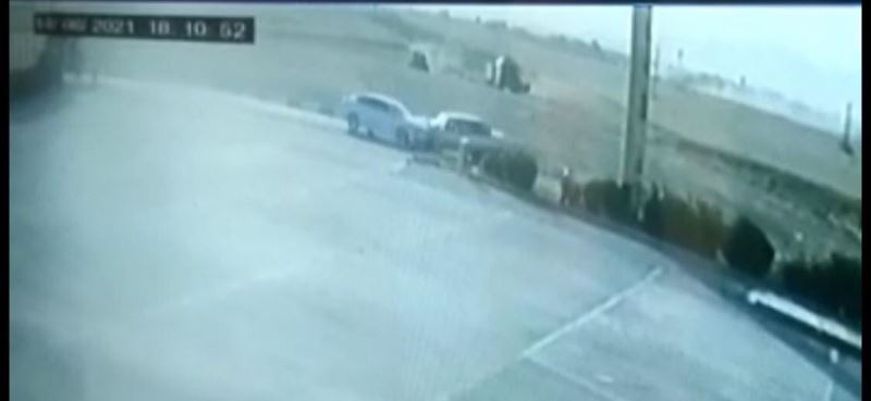 Kızıltepe’de otomobillerin kafa kafaya çarpışma anı güvenlik kamerasında