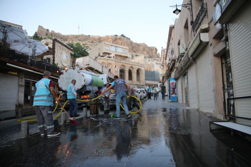 Tarihi Birinci Cadde yıkanarak dezenfekte edildi