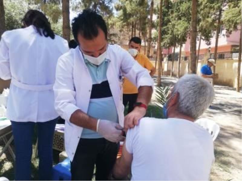 Kızıltepe’de cuma çıkışı cemaate aşı yapıldı