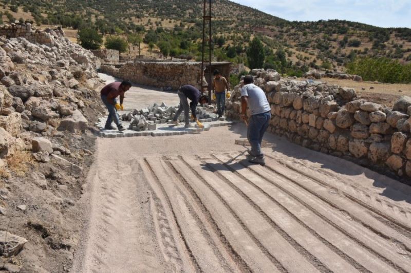 Dargeçit’te kırsal mahallelerde parke taşı çalışması