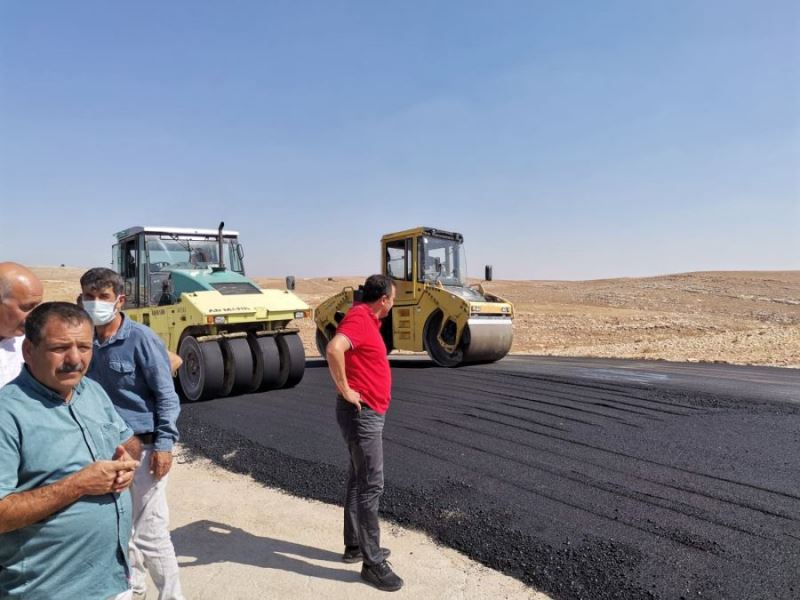 Artuklu ve Yeşilli ilçeleri arasında kalan yolda asfaltla çalışmaları başladı