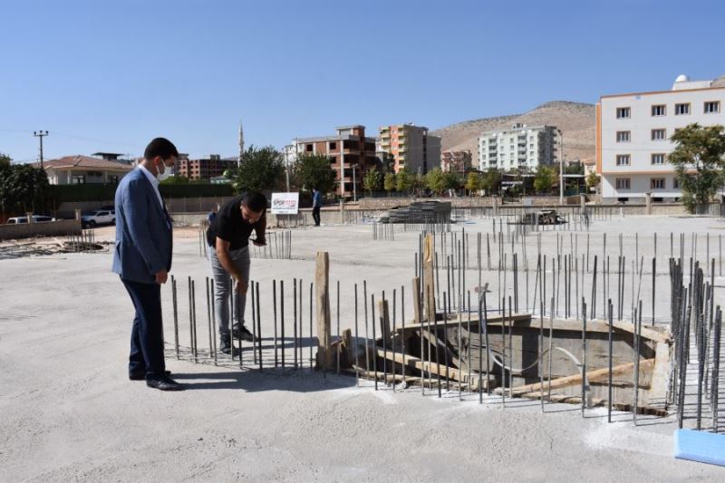 Başkan Aksoy, gençlik merkezi inşaatını gezdi