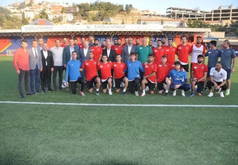 Şırnak maçı öncesi Vali Demirtaş’tan kırmızı lacivertli futbolculara moral ziyareti