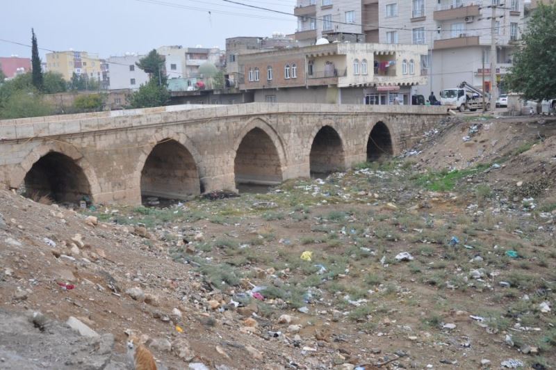 Tarihi Kızıltepe Dunaysır Köprüsü etrafı çöp yığını