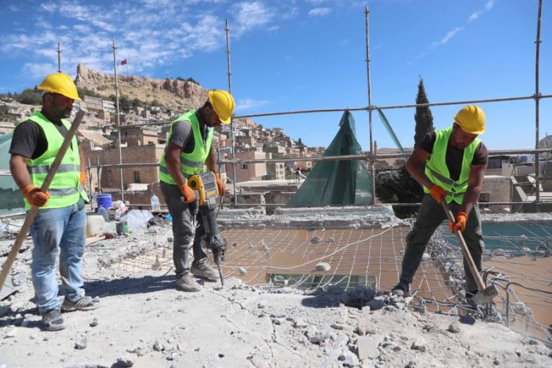 Eski Mardin’de betonarma binaların yıkımı sürüyor