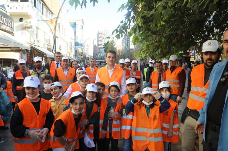 Kaymakam Cıdıroğlu öğrencilerle birlikte çöp toplama etkinliğine katıldı