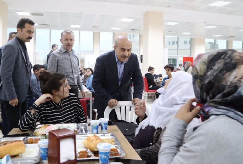 Vali Demirtaş, Artuklu ilçesinde vatandaşlarla iftar sofrasında buluştu