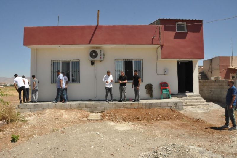 Kızıltepe esnafından dayanışma: Bayram öncesi yetim aileye yeni bir ev yaptılar