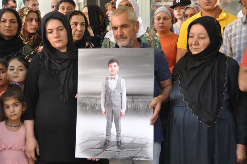 Onur’un annesi ve babası oğullarının fotoğrafıyla basın açıklamasına katıldı