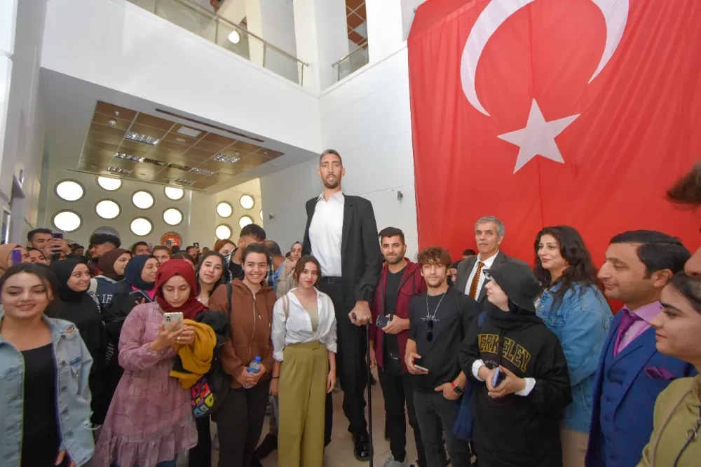 Dünyanın En Uzun Adamı Mardin Artuklu Üniversitesinde