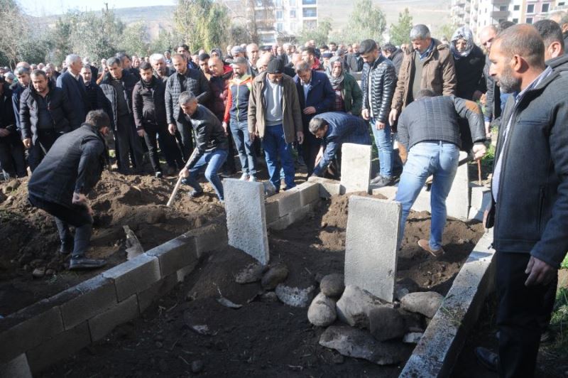 Depremde hayatını kaybeden 5 kişinin cenazesi  Mardin ve Şırnak