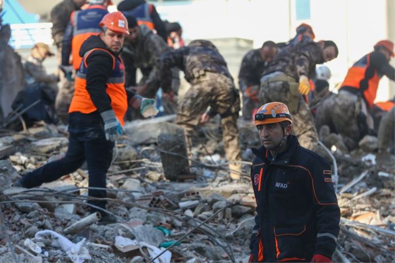 Art arda iki büyük deprem: 2 bin 921 kişi hayatını kaybetti