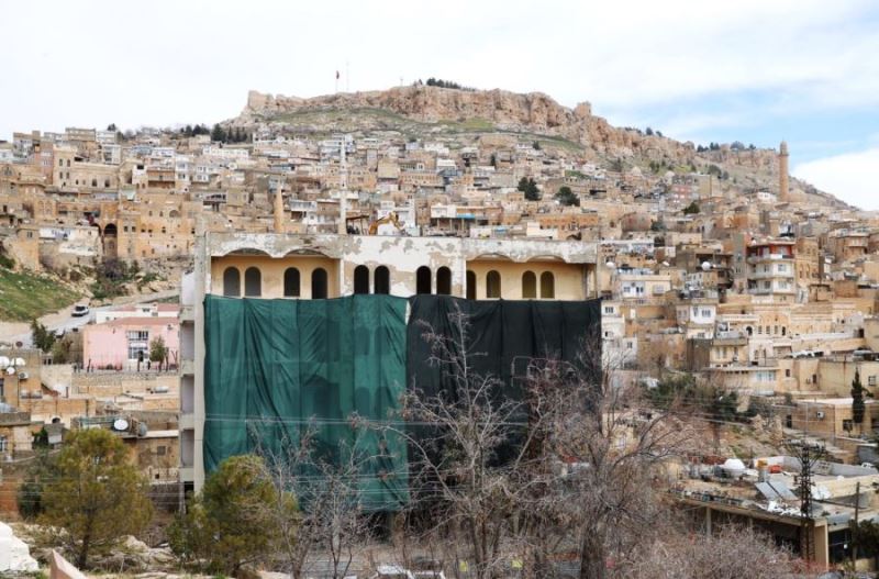 Mardin’in dokusunu bozan betonarme binaların yıkımı sürüyor