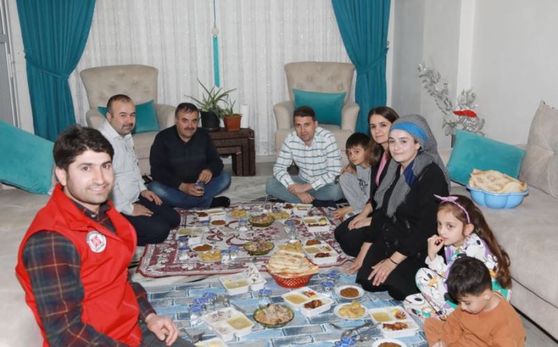 Kaymakam Cıdıroğlu ilk iftarını depremzedeler ile açtı