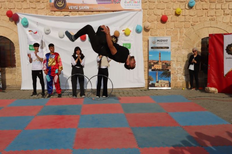 Midyat ilçesinde misafir edilen depremzede çocuklar için sirk gösterisi yapıldı