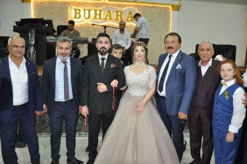Kızıltepe Eski Belediye Başkanı Ertaş, Karaboğa ve Abak çiftinin nişan yüzüklerini taktı