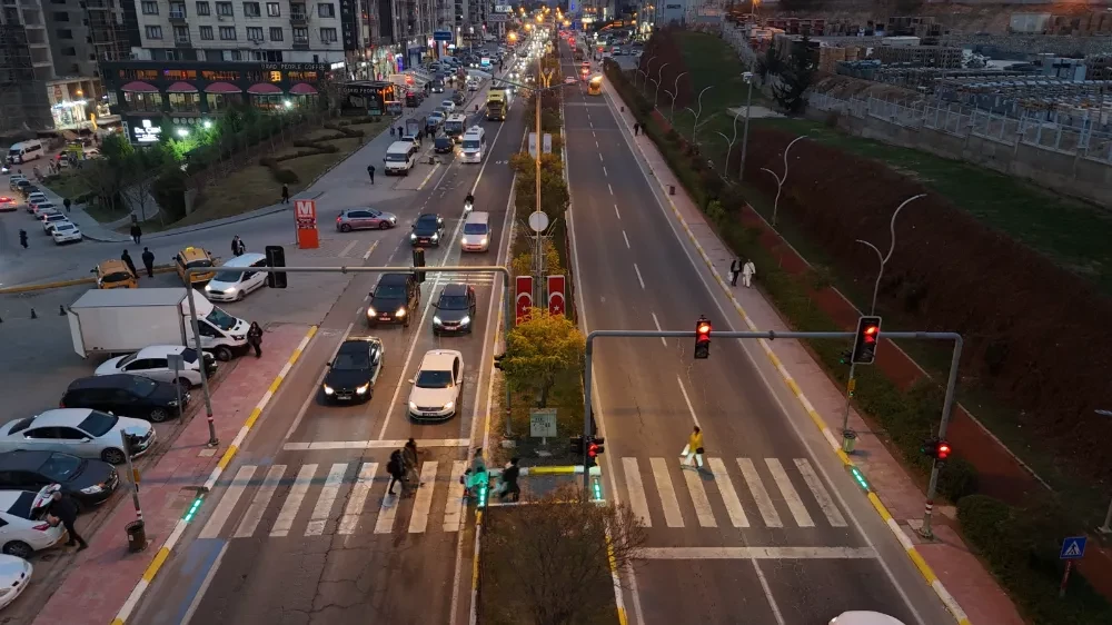 Mardin Trafiğinde Led Işıklı Yaya Geçitleri ve Dekoratif Sinyalizasyon Dönemi Başladı