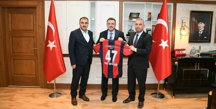 Trabzonspor Başkanı Doğan’a Mardin 1969 spor forması hediye edildi