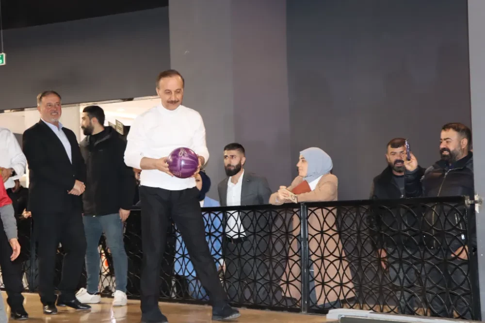 Abdullah Erin gençlerle bowling oynadı