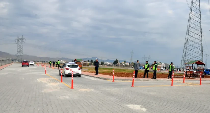 Kızıltepe’de sürücü kursu için uygulama sınav alanı yapıldı
