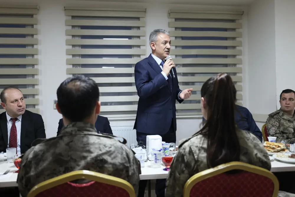 Vali Tuncay Akkoyun ilk iftarını Özel Harekat Polisleri ile yaptı