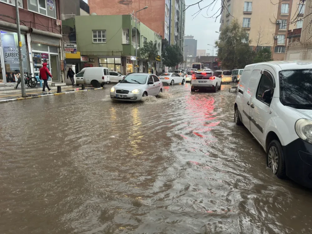 Kızıltepe’de yollar göle döndü