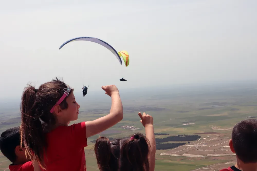 Derik’te Şehit Kaymakam Safitürk anısına yamaç paraşütü mesafe yarışması düzenlendi 