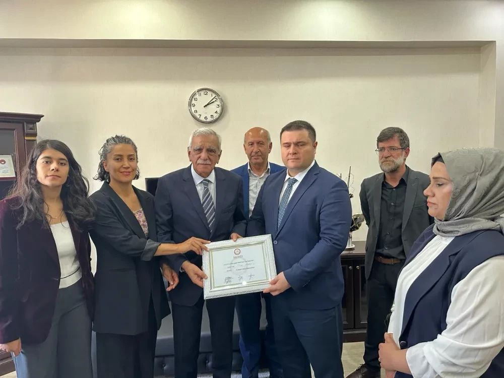 Mardin Büyükşehir Belediyesi  Eş Başkanları mazbatasını aldı 