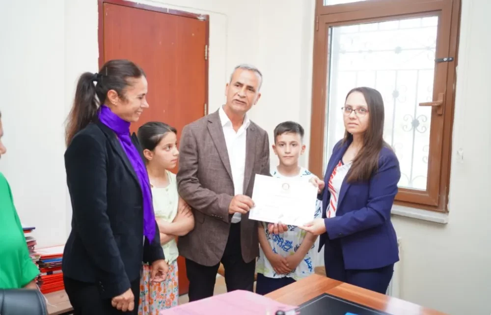 Kızıltepe Belediye Başkanı seçilen Zeyni İpek mazbatasını aldı