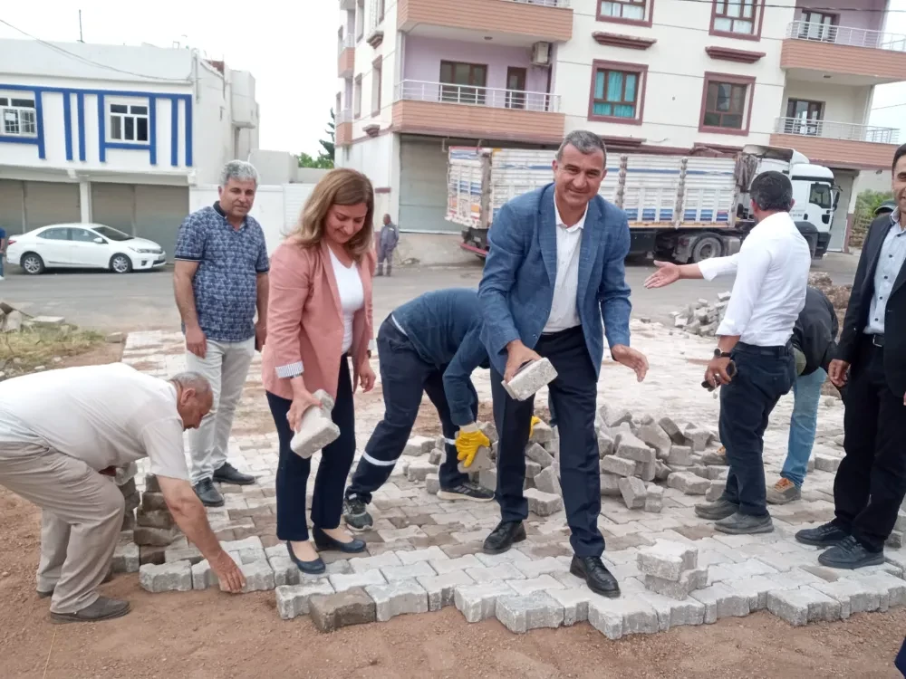 Derik Belediyesi Eş başkanları parke çalışmalarını yerinde inceledi