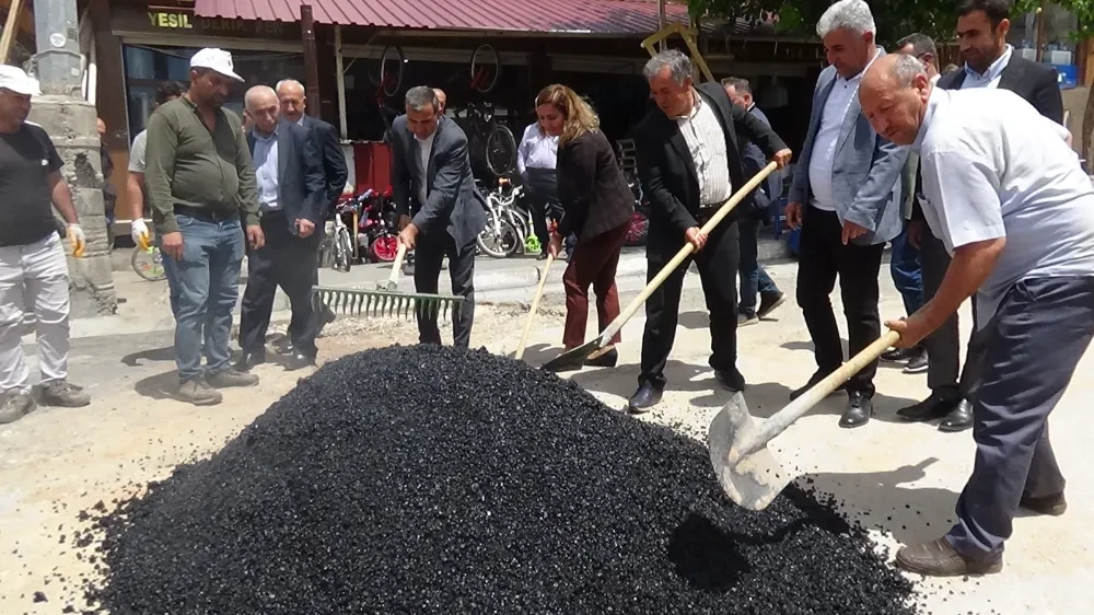 Eline kürek alan eş başkanlar yola sıcak asfalt serdi