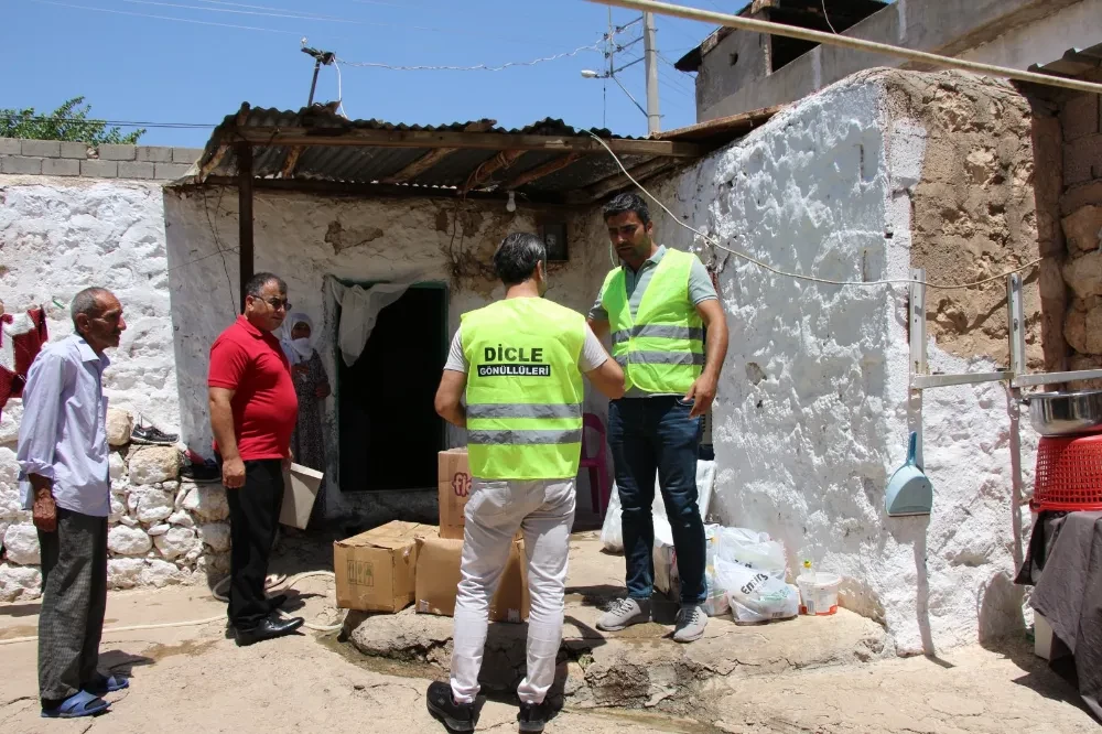 Dicle gönüllüleri yaşlı çifti sevindirdi