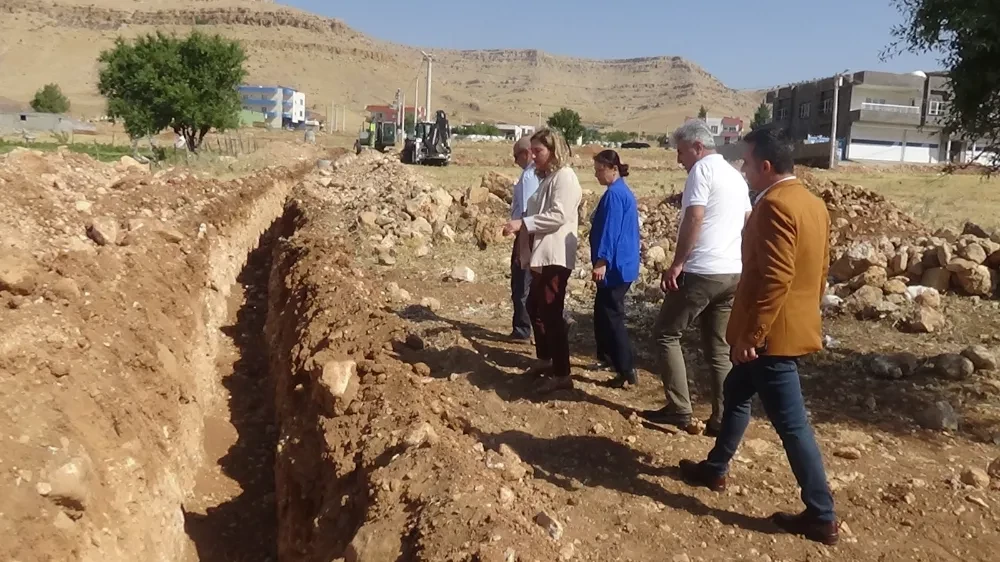 Derik Belediye Eş Başkanı Özbahçeci, su ve kanalizasyon sorunu olan mahallerde incelemelerde bulundu.