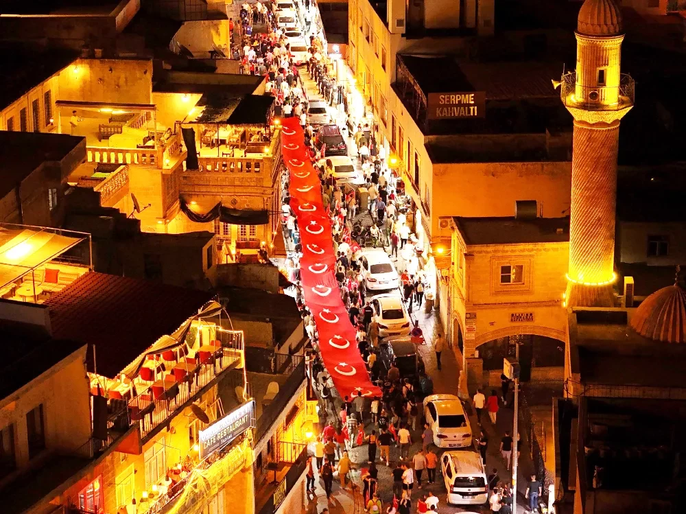 Mardin’de Fener Alayı Korteji’nde 47 Metre uzunluğunda Bayrak taşındı