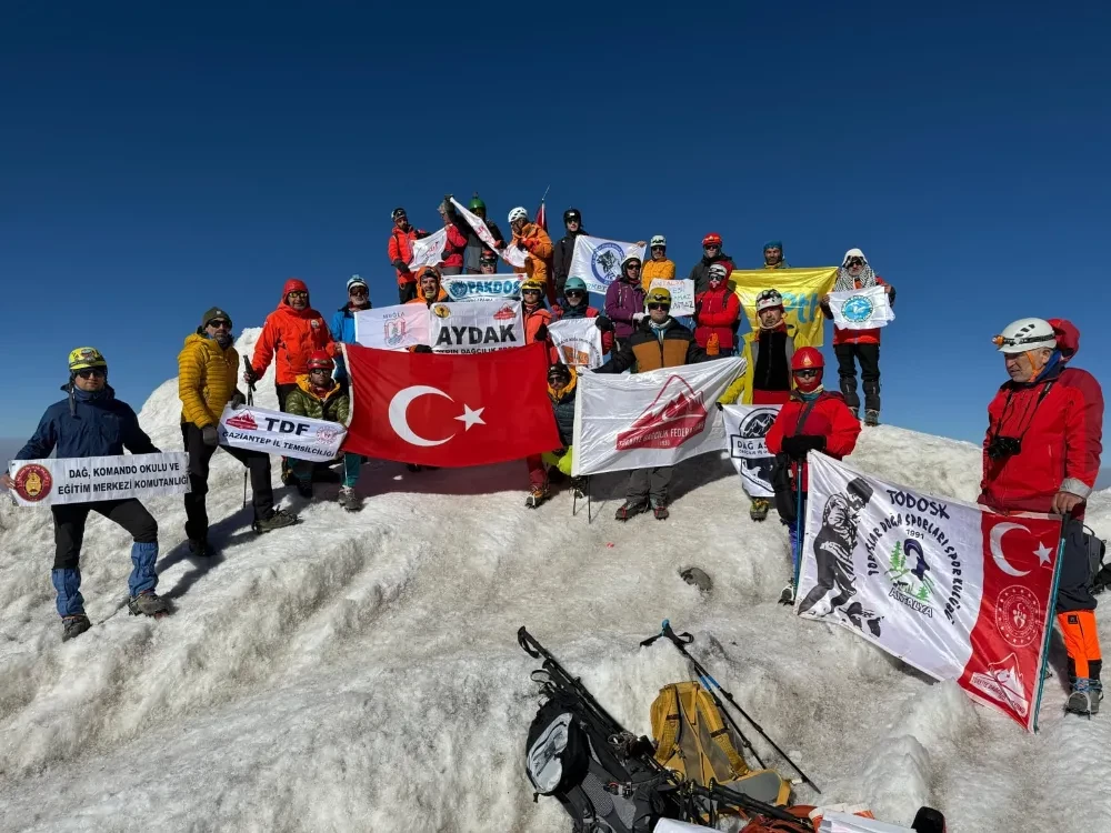 18 Dağcı Zafer Bayramını Ağrı Dağında kutladı