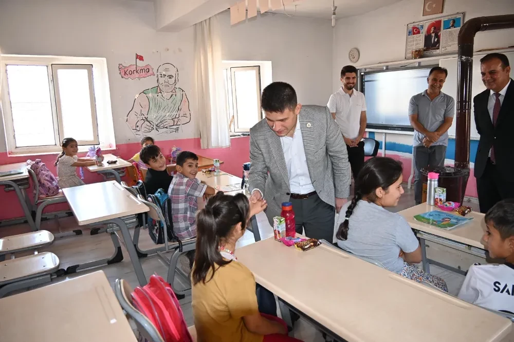 Kaymakam Bayraklı okulların açılmasıyla Öğrencilerin yanında oldu